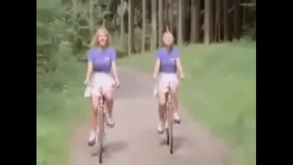 Große Blonde teens ride bikesfrische Filme