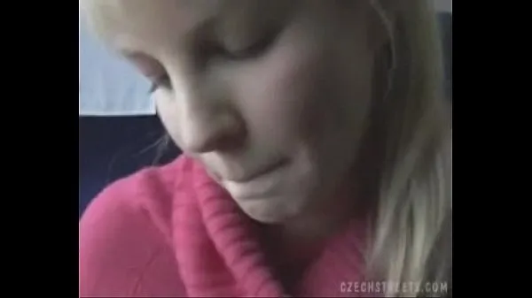 Büyük naughty blonde paying a blowjob on the bus yeni Film