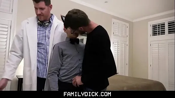 大FamilyDick - Young trick or treater gets fucked by Stepdad and his buddy新鲜电影