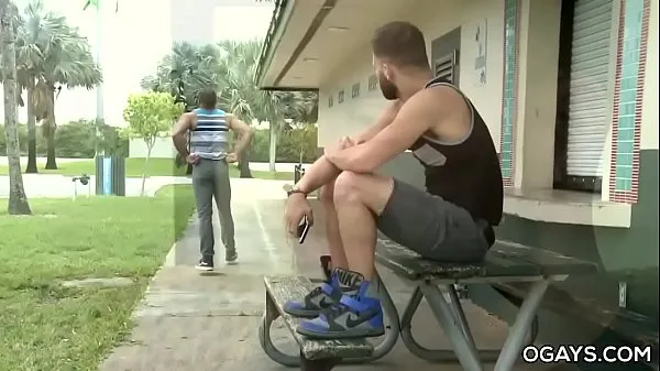 Veľké Huge cocked hairy dude fucks his friend čerstvé filmy