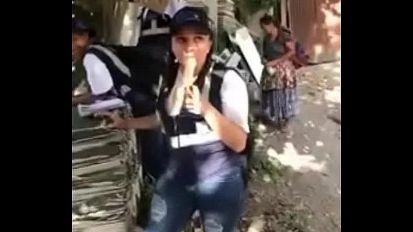 أفلام Mujer del censo en Guatemala se mete un banano en la boca حديثة كبيرة