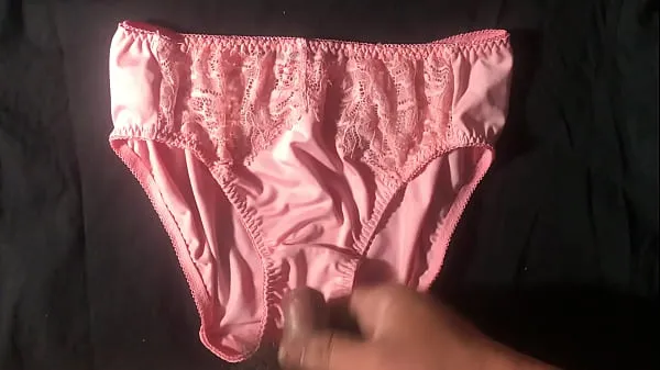 Gros Tiré sur une culotte en dentelle de soie unie rose. Après avoir frotté la culotte, le toucher soyeux est excellent films récents