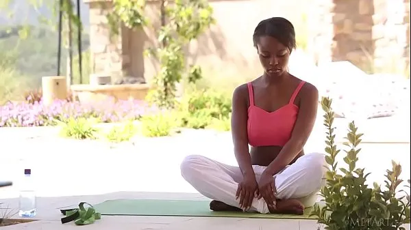 Grandes Nena negra tetona Jezabel hace yoga al aire libre películas nuevas