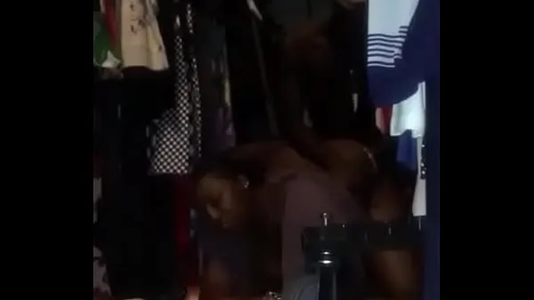 Gros Une femme noire africaine baise dans son magasin par derrière films récents