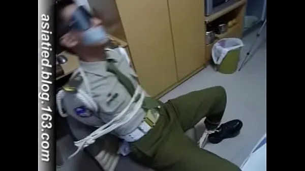 Store Handsome policeman was tied up and struggling ferske filmer