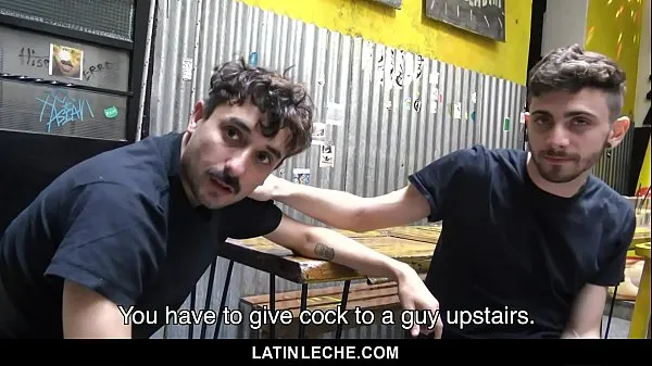 Grandes LatinLeche - Sexy Latino Boy é coberto de esperma por quatro caras de Hung filmes novos