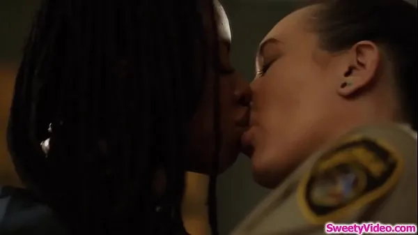 หนังใหม่เรื่องใหญ่ Ebony inmate eats lesbian wardens pussy เรื่อง