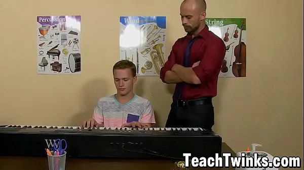 Grandes Twink fofo anal fodido por professora de piano filmes novos