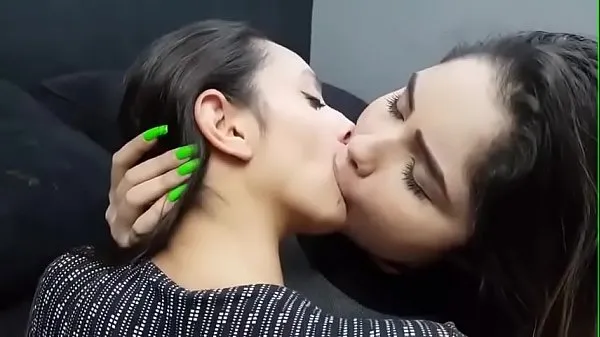 Grandes Dos lesbianas muy calientes chupando la lengua películas nuevas