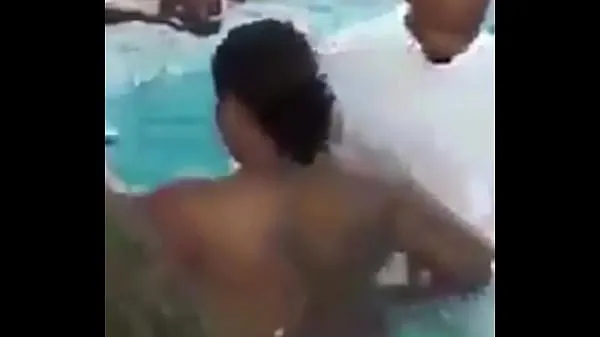 Grandes Pastor chupar e foder em uma piscina filmes novos