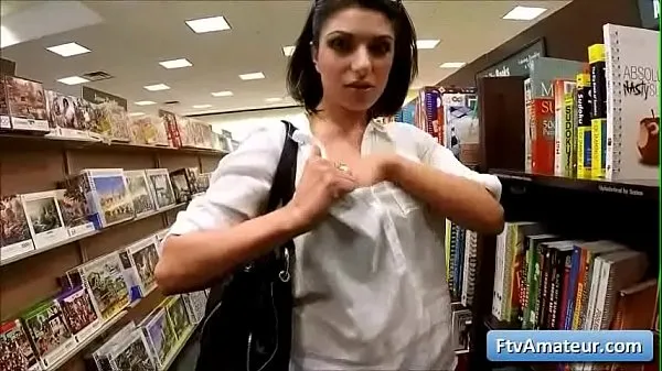 Grandes Sexy morena natural tetona amateur Darcie muestra sus grandes tetas en una biblioteca de libros películas nuevas