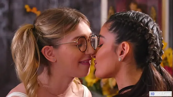 Grandi I giovani amici lesbici confessano i sentimenti - Emily Willis, Mackenzie Mossnuovi film