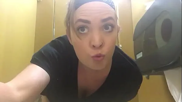 Stora Slutwife plugs asshole in public bathroom färska filmer