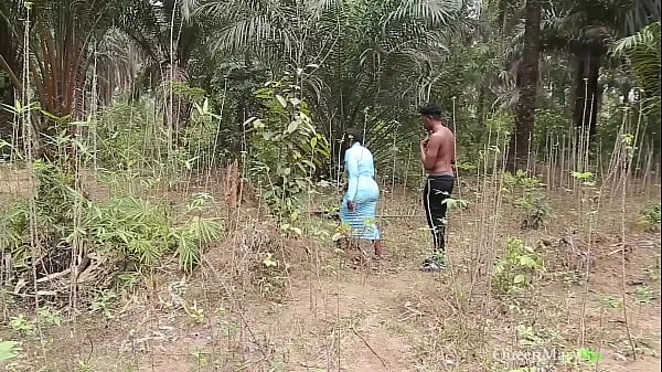 Suuret She got lost in the bush, I showed her way back to her house, she rewarded me with a fuck tuoreet elokuvat