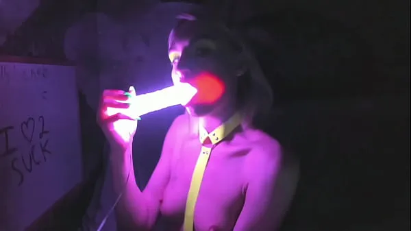 Grandi Succhiare un lungo e luminoso dildo RGB di Kelly Copperfieldnuovi film