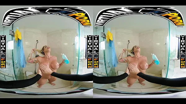 بڑی Busty Blonde MILF Robbin Banx Seduces Step Son In Shower تازہ فلمیں