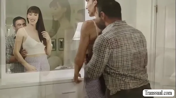 بڑی Sexy tranny babe barebacked by husband تازہ فلمیں