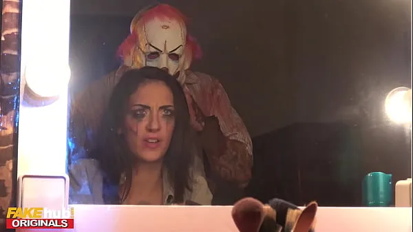 Grandes Fakehub Originals - La película de terror falsa sale mal cuando un verdadero asesino entra en el camerino de la actriz estrella - Especial de Halloween películas nuevas