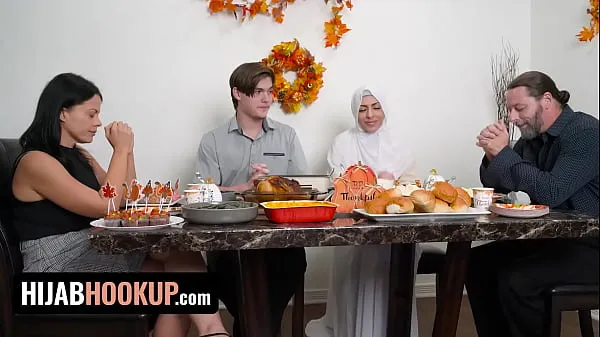 Gros La musulmane Audrey Royal célèbre Thanksgiving avec une baise passionnée sur la table - Hijab Hookup films récents