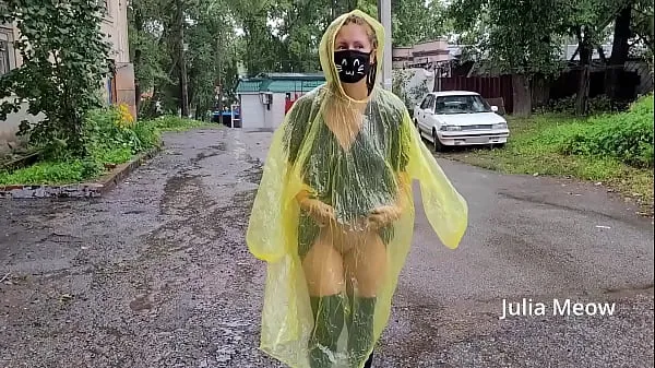 신선한 영화Teen in yellow raincoat flashes pussy outdoors in the rain 많은