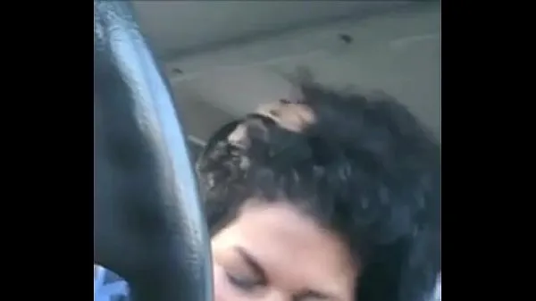 Gros Fat Latina suce la bite de son petit ami dans sa voiture et obtient un soin du visage films récents