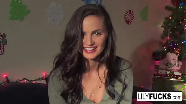 Velké Lily tells us her horny Christmas wishes before satisfying herself in both holes nové filmy