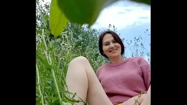 Große Nackte geile MILF in einem Kamillenfeld masturbiert, pisst und wehrt eine Wespe ab / Angela-MILFfrische Filme