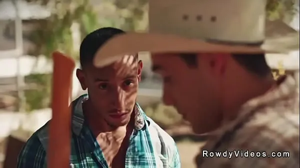 Grandi Al campo di conversione il cowboy gay muscoloso latino Andrew Miller ha incontrato il nero Jimmy West e poi lo ha portato in camera da letto dove gli è stato fatto un pompino e un buco del culonuovi film