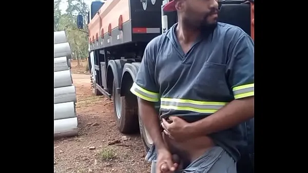 Grandes Worker Masturbating on Construction Site Hidden Behind the Company Truck filmes novos